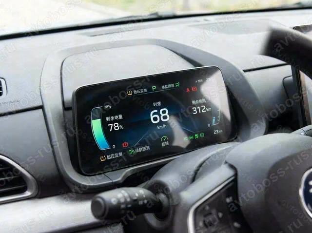 Приборная панель BYD Yuan Pro до русификации — пример интерфейса